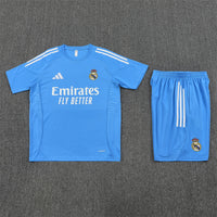 Maglia da allenamento e pantaloncini del Real Madrid 25/26