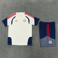 Maglia da allenamento e pantaloncini del Bayern 26/27