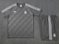Maglia da allenamento e pantaloncini del Real Madrid 25/26