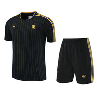 Maglia da allenamento e pantaloncini del Manchester United 25/26