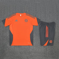 Maglia da allenamento e pantaloncini del Bayern 25/26