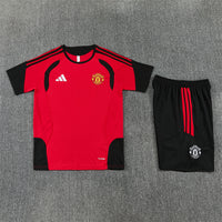 Maglia da allenamento e pantaloncini del Manchester United 26/27