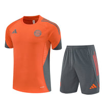Maglia da allenamento e pantaloncini del Bayern 25/26