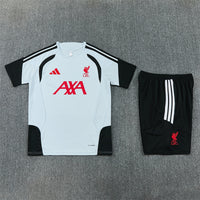Maglia da allenamento e pantaloncini del Liverpool 26/27