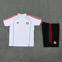 Maglia da allenamento e pantaloncini del Bayern 25/26