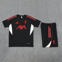 Maglia da allenamento e pantaloncini del Liverpool 25/26