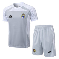 Maglia da allenamento e pantaloncini del Real Madrid 25/26