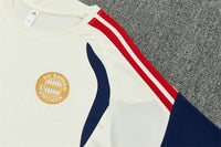Maglia da allenamento e pantaloncini del Bayern 26/27