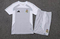 Maglia da allenamento e pantaloncini del Real Madrid 25/26