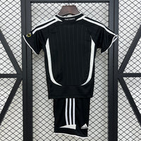 T-shirt e Pantaloncini Bambino Real Madrid Retro Away 06/07
