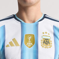 T-shirt e Pantaloncini per Bambino Argentina Home 26/27 - CON TOPPA DEL CAMPIONE DELLA COPPA DEL MONDO